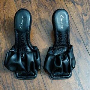 CIRCUS BY SAM EDELMAN Women's Slade  Black Ruffled Strap Sandals Size 7.5M